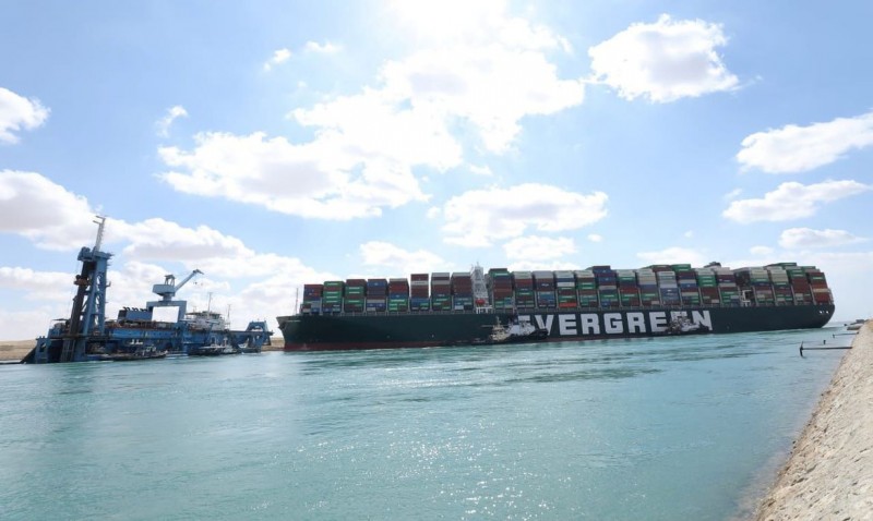 Ever Given ainda está ancorado no Canal de Suez com tripulação presa