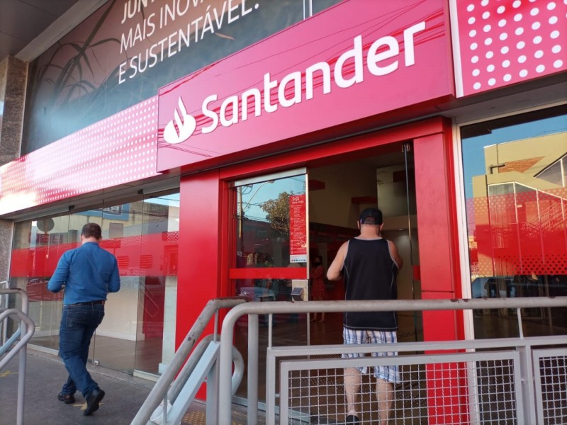 Agência do Santander deve reabrir nesta terça-feira