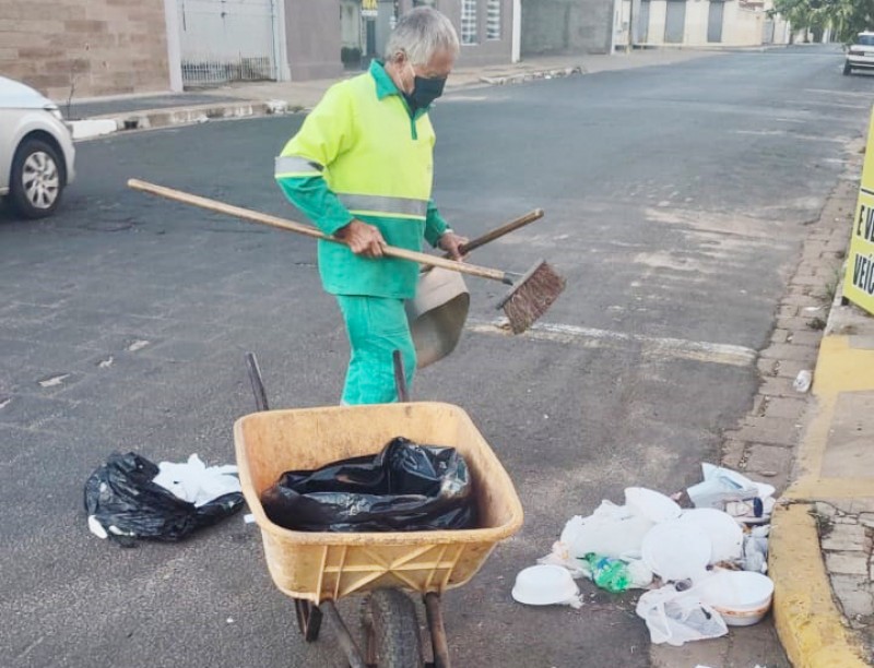 Moradores recebem orientação para prática correta de despejo de lixo