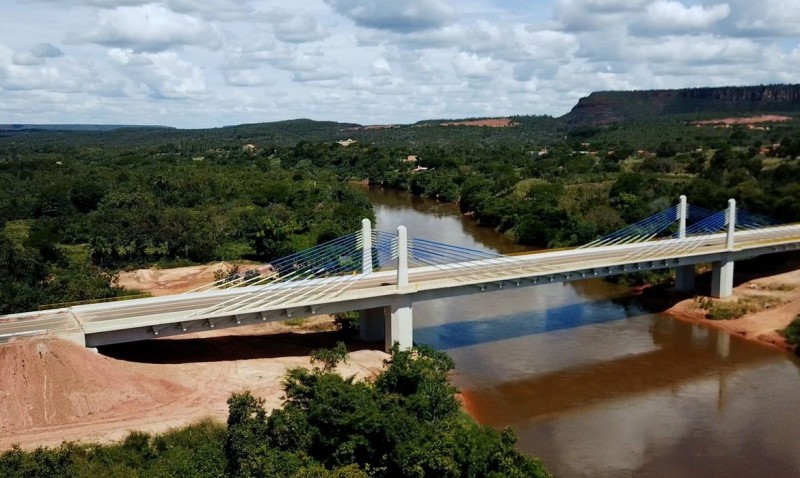 Bolsonaro inaugura ponte que aproxima 4 estados da Ferrovia Norte-Sul