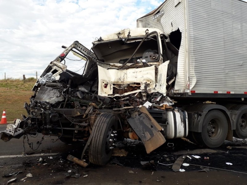 Motorista se fere gravemente após colidir caminhão na traseira de outro