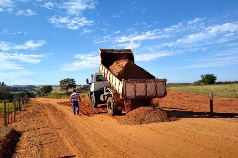 Obras executa manutenção na estrada do Córrego Grande