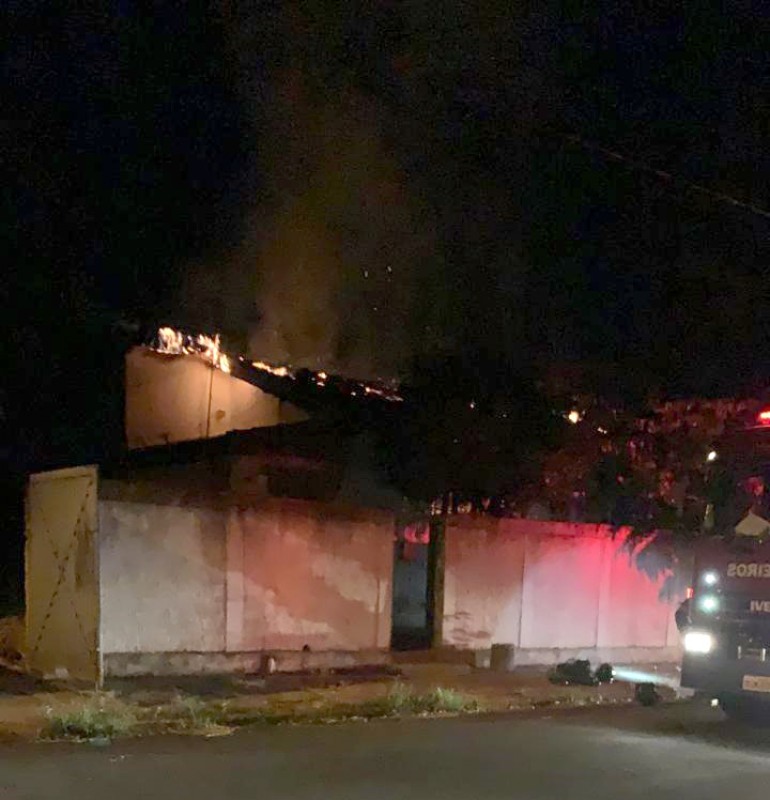 Bombeiros controlam incêndio em residência na Vila Torres