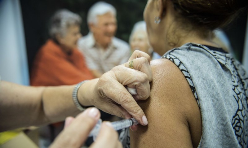 Com baixa adesão, vacinação contra a gripe entra na terceira fase