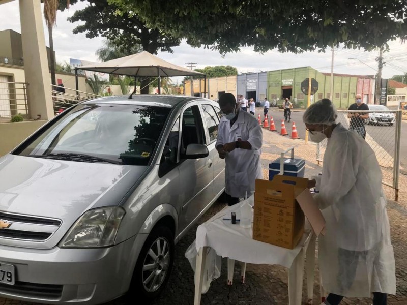 Hoje tem drive-thru de vacinação para profissionais do ensino básico