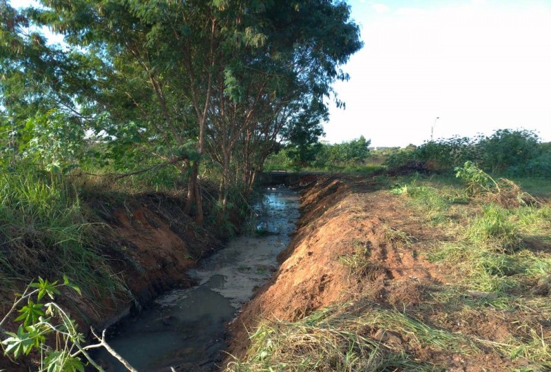 Secretaria de Obras executa limpeza de canal no bairro Santa Leonor