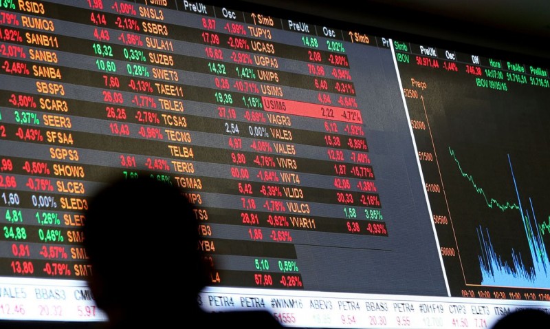 Bolsa cai 1,97% com apresentação de proposta de tributar dividendos