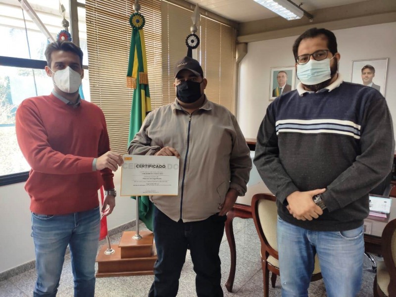 Participantes do curso de motorista de carga pesada recebem certificado