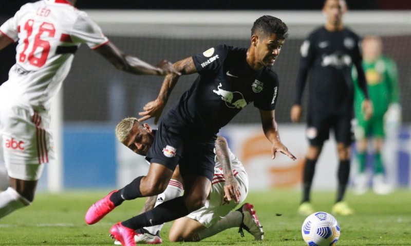 Bragantino vira contra o São Paulo e reassume a ponta do Brasileirão