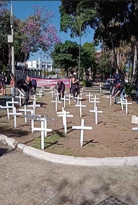 População protesta contra “homenagem” às vítimas da Covid-19 em manifestação contra Bolsonaro em Penápolis