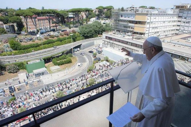 Papa Francisco ficará no hospital por mais alguns dias, diz Vaticano