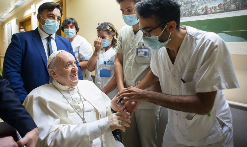 Papa Francisco deixa o hospital