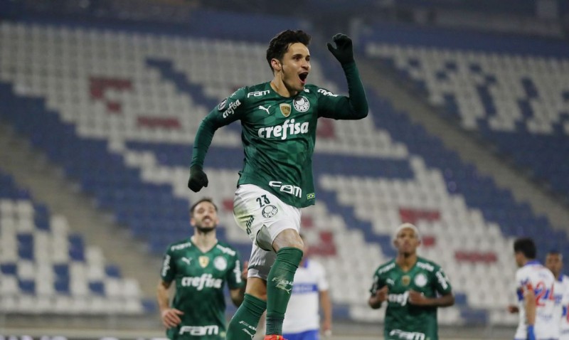 Com gol de Raphael Veiga, Palmeiras supera Universidad Católica