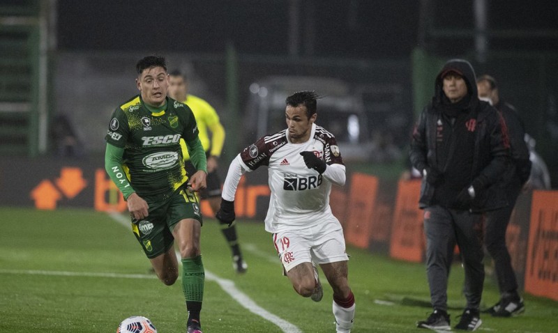 Flamengo supera Defensa y Justicia na estreia de Renato Gaúcho