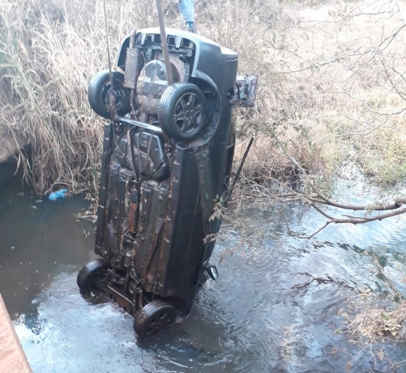 Carro encontrado com ossada após nível de rio baixar estava desaparecido desde 2014