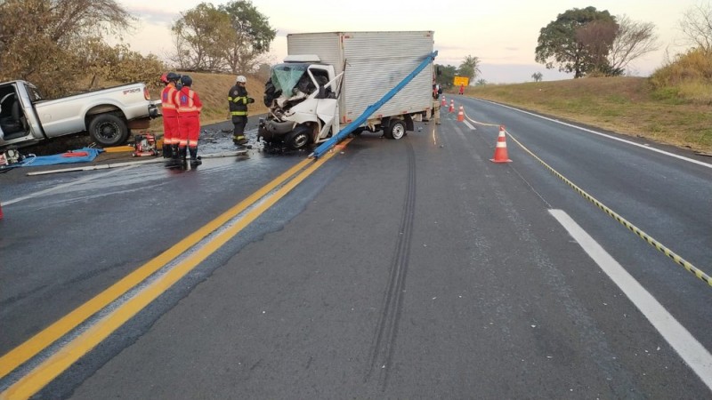 Acidente entre caminhão e caminhonete deixa mortos na BR-153, em Jaci