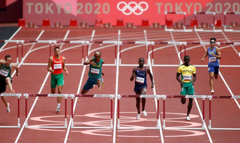 Alison dos Santos brilha nas eliminatórias dos 400 m com barreiras