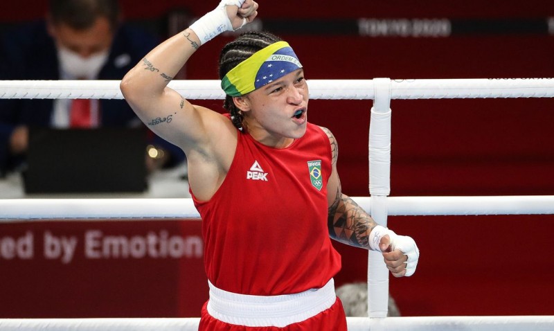 Bia Ferreira sobra na estreia no boxe e avança às quartas em Tóquio