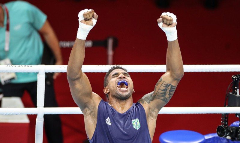 Abner Teixeira garante bronze no boxe ao avançar à semi em Tóquio