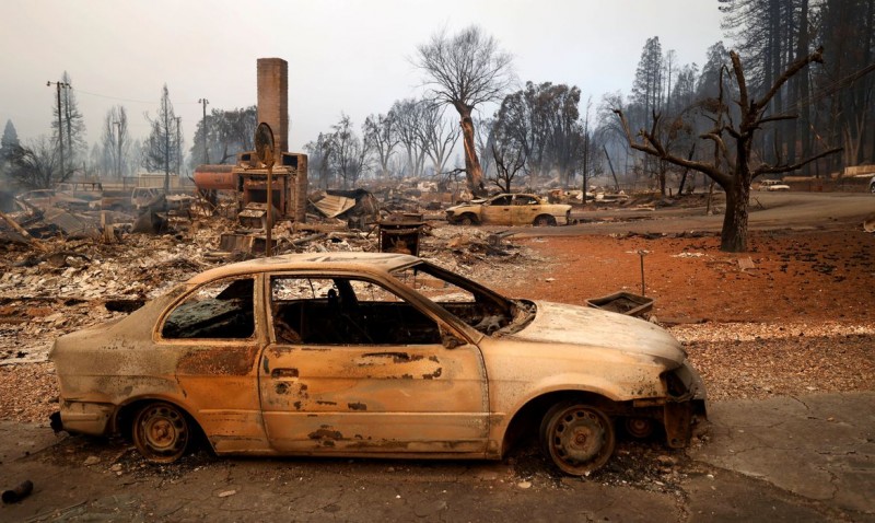 Maior incêndio florestal da Califórnia atinge cidade histórica