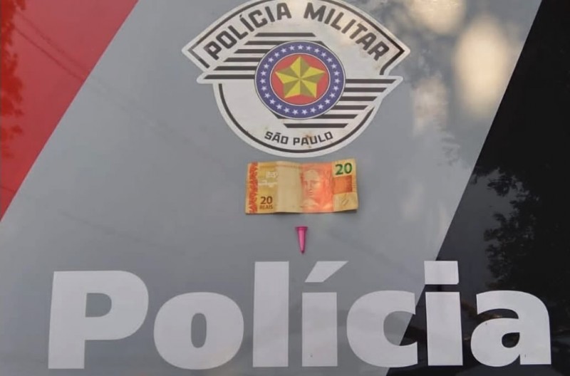 Rapaz é preso em flagrante pela Polícia Militar após vender pino de cocaína