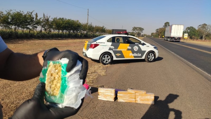 Trio é preso pelo TOR com tijolos de maconha e pasta base de cocaína em ônibus