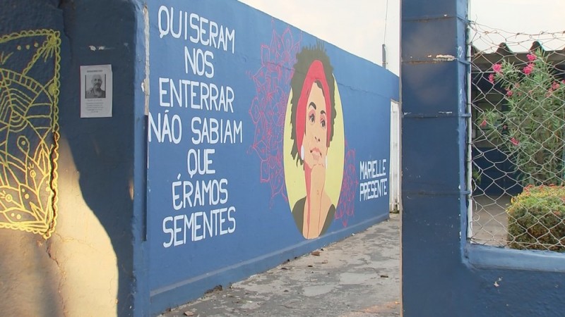 Após críticas, nova reunião é marcada para decidir sobre retirada de arte com rosto de Marielle Franco em muro de escola