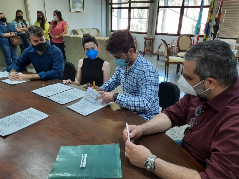 Profissionais do Núcleo Pós Covid assinam contrato de trabalho