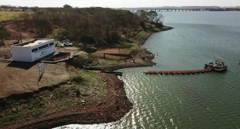 Araçatuba usa balsa móvel para garantir captação de água no Tietê após baixa do rio