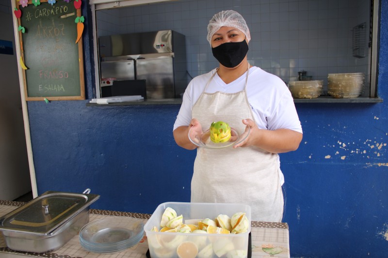 Merendeira transforma alimentos em esculturas artísticas