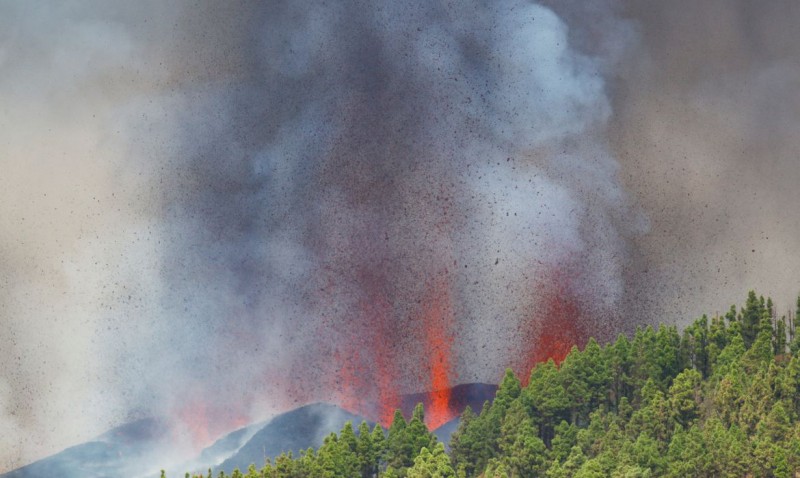 Erupção de vulcão em ilha de La Palma provoca fugas e destrói casas