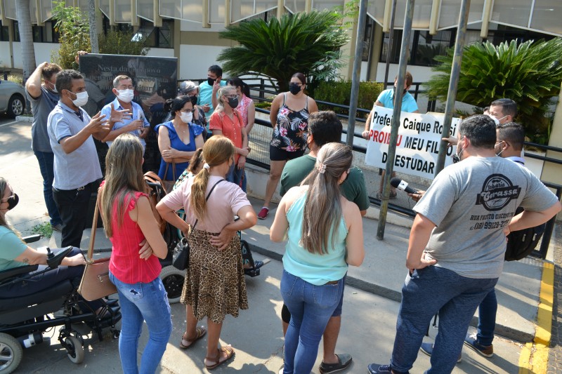 Pais de estudantes protestam pacificamente contra suspensão do transporte escolar