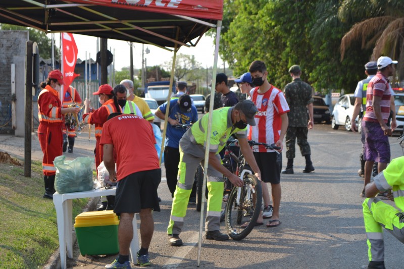 Ciclistas recebem kits refletivos durante ação na Semana Nacional do Trânsito