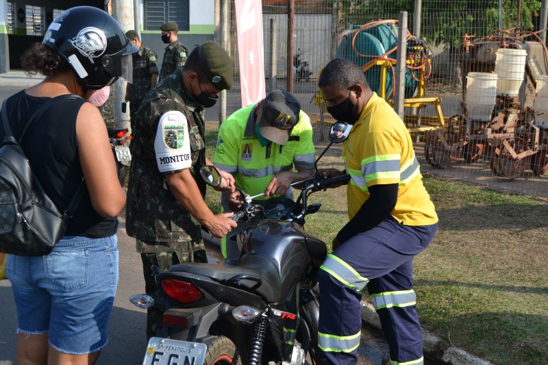 Motociclistas recebem kits de segurança e orientações do trânsito