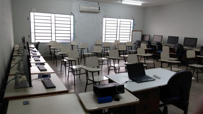 Computadores são instalados na sala de treinamentos da Incubadora