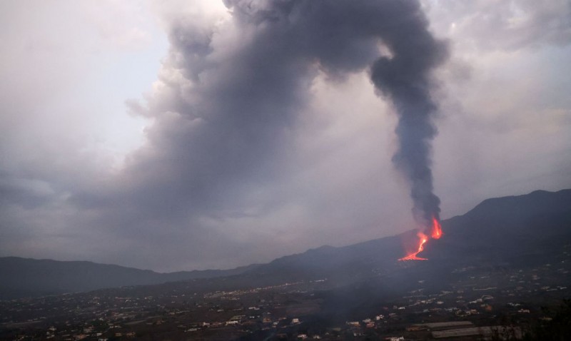Nove dias após erupção, lava de vulcão Cumbre Vieja chega ao oceano