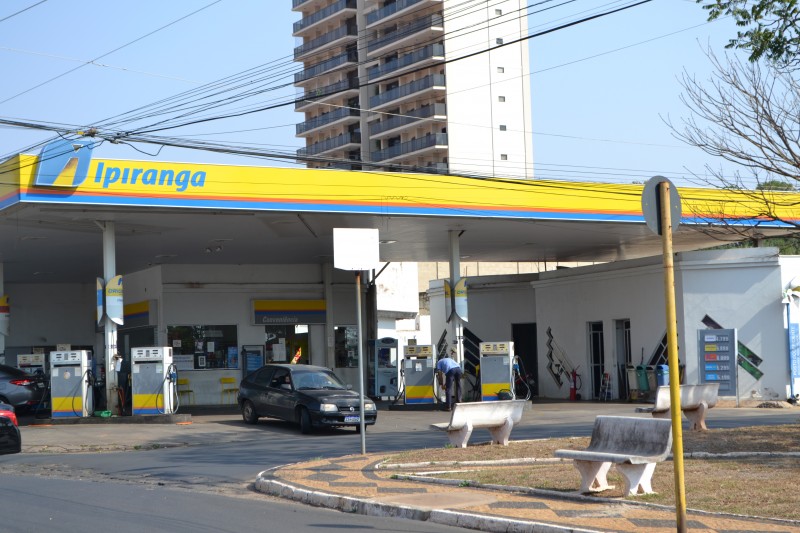 Litro da gasolina é encontrado a quase R$ 6 e do etanol a R$ 4,79 nos postos