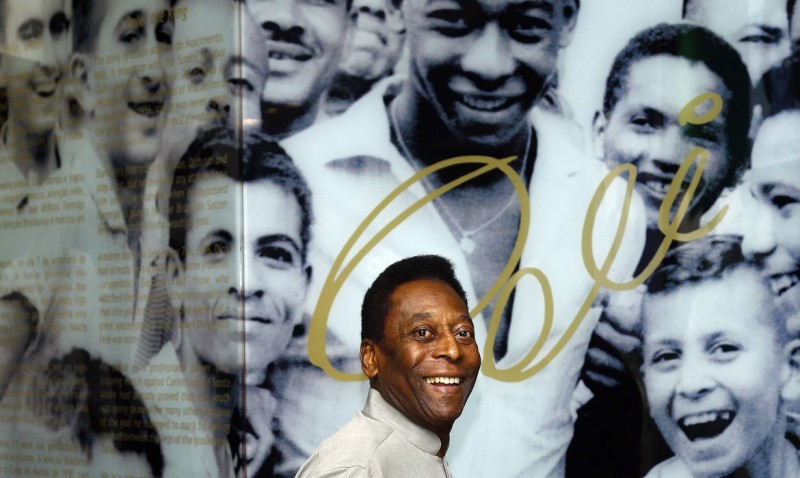 Pelé recebe alta e deixa hospital em São Paulo após um mês internado