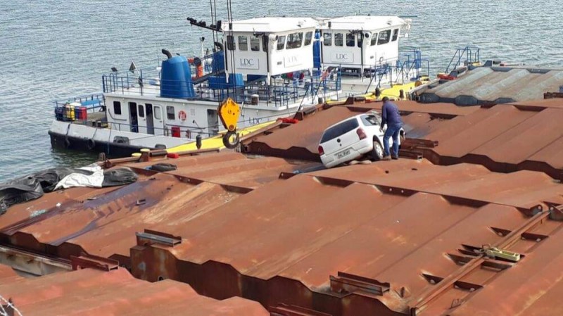 Acusados de roubo a casa de advogado são presos após caírem com carro sobre barcaças no rio Tietê