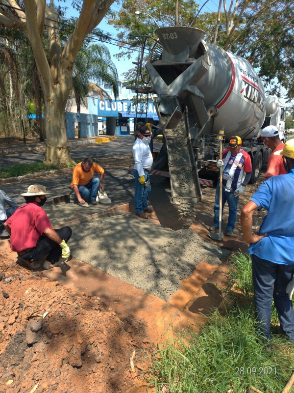 Prefeitura constrói lombadas na avenida Santa Leonor