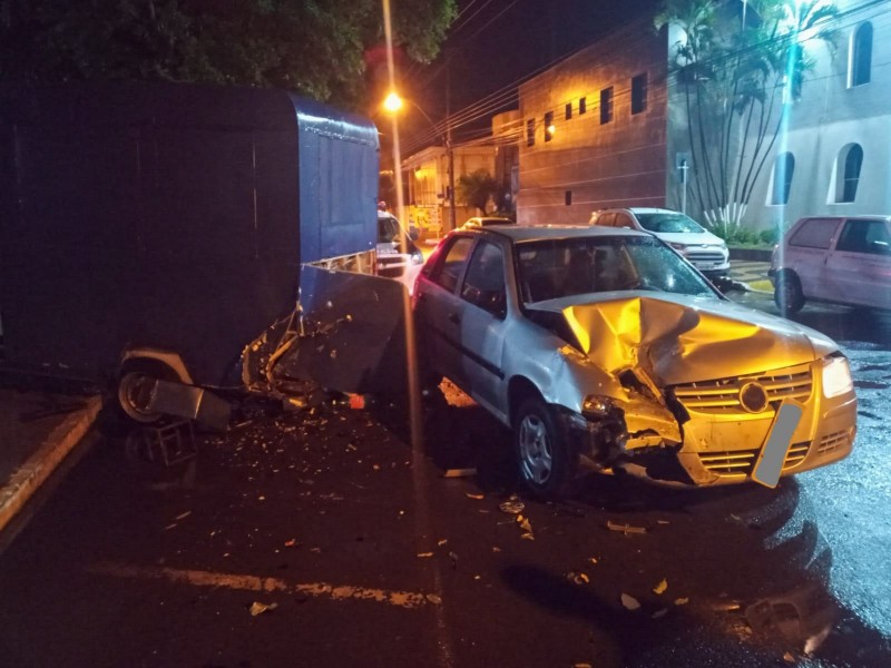 Empresário embriagado bate carro que conduzia em trailer de lanches