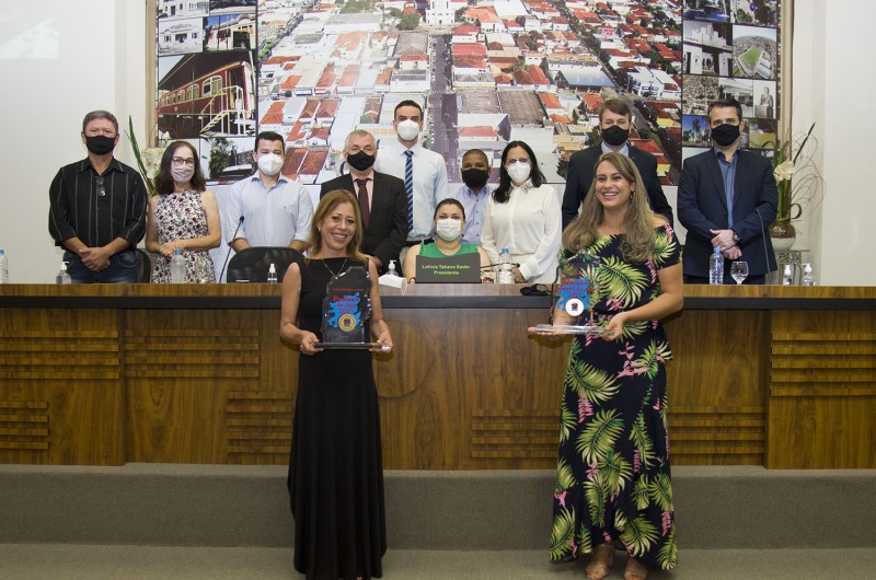 Professora Andrea e educadora Eloisa são homenageadas com título