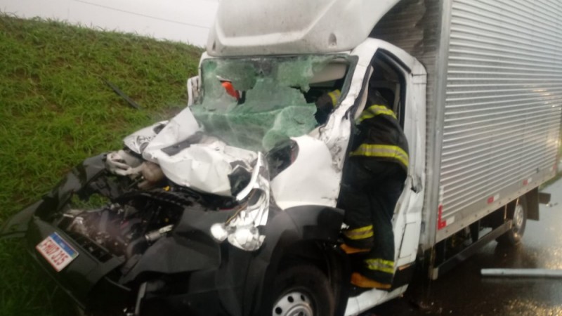 Caminhoneiro fica ferido após bater na traseira de outro caminhão na rodovia em Catanduva