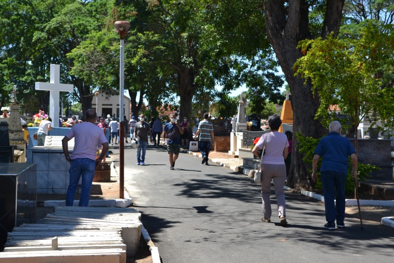 Homenagens marcam feriado de Finados nos cemitérios de Penápolis