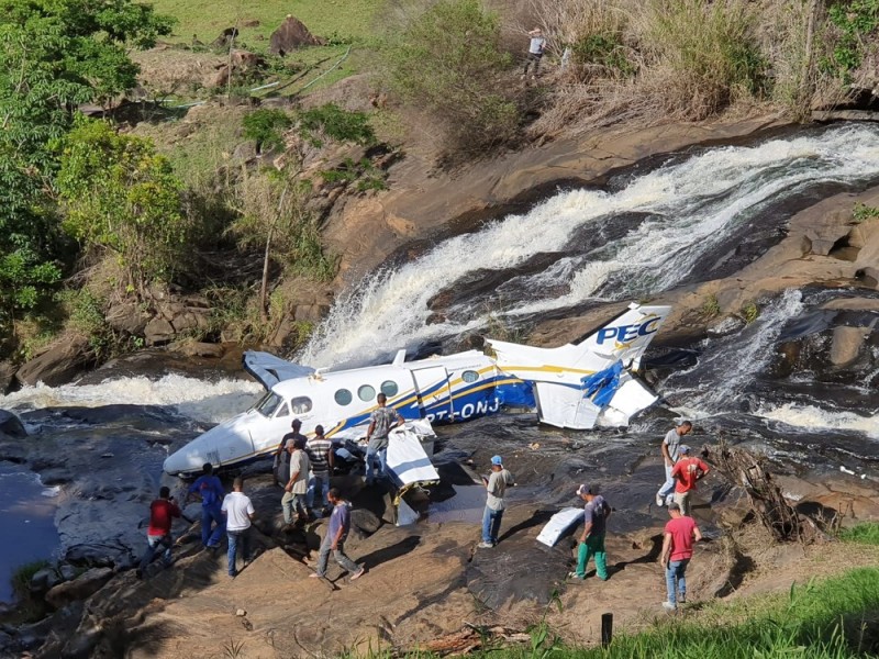 Marília Mendonça e mais 4 morrem em queda de avião no interior de MG