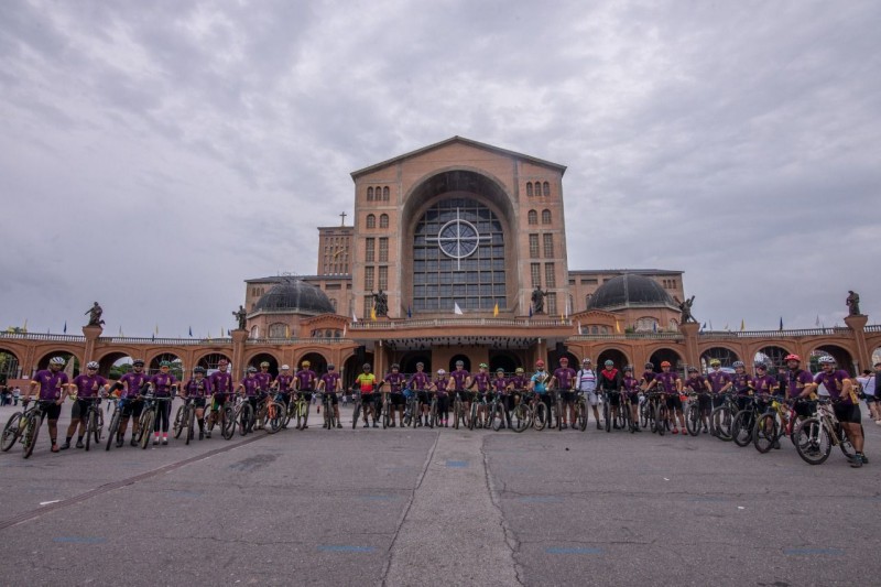 Grupo de ciclistas percorre o Caminho da Fé até o Santuário Nacional de Aparecida