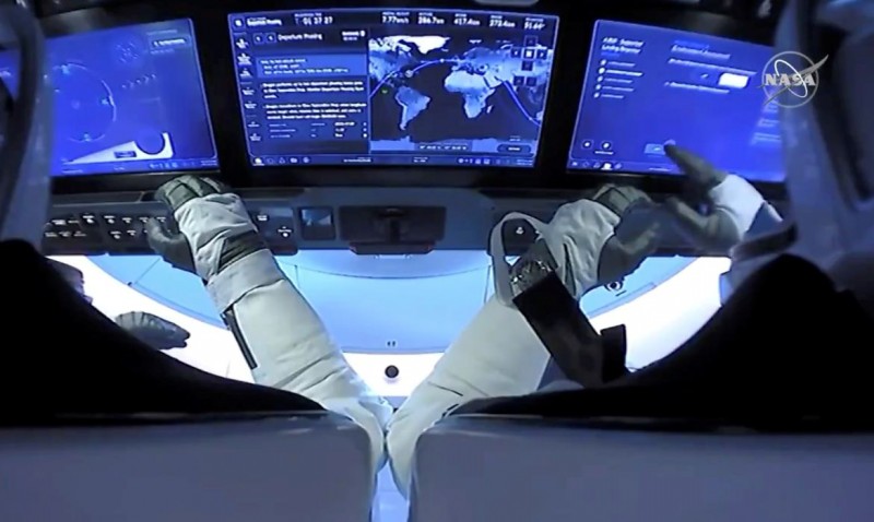 Nova equipe de astronautas chega à Estação Espacial Internacional