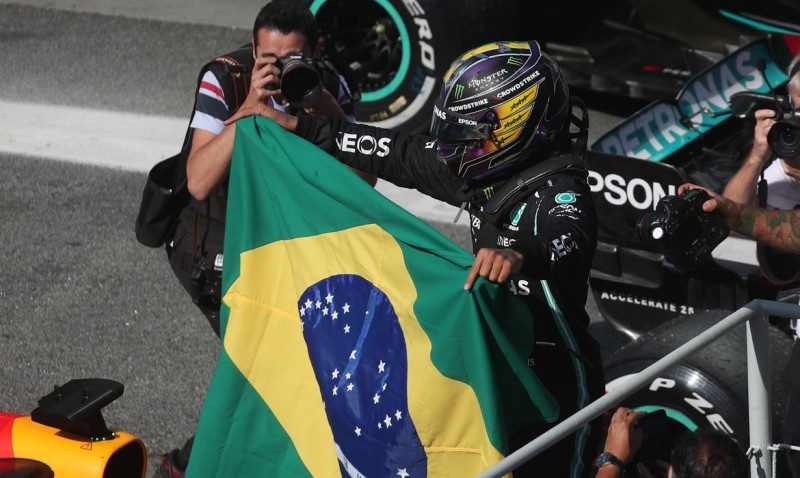 Hamilton brilha, vence GP de São Paulo e reduz vantagem de Verstappen na F-1