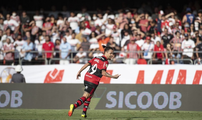 Flamengo passeia no Morumbi e goleia São Paulo por 4 a 0 no Brasileiro