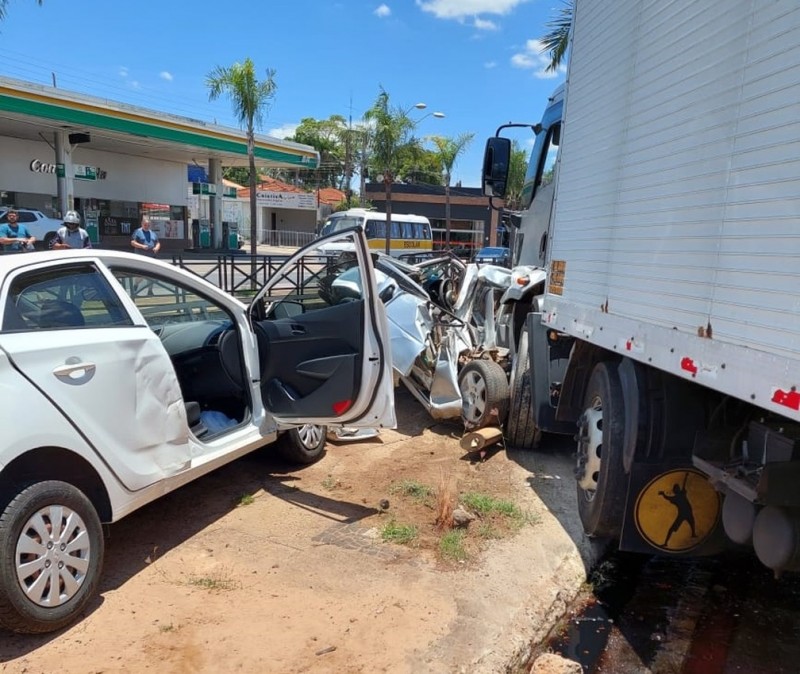 Caminhão desgovernado bate e prensa veículos em grade de avenida em Catanduva